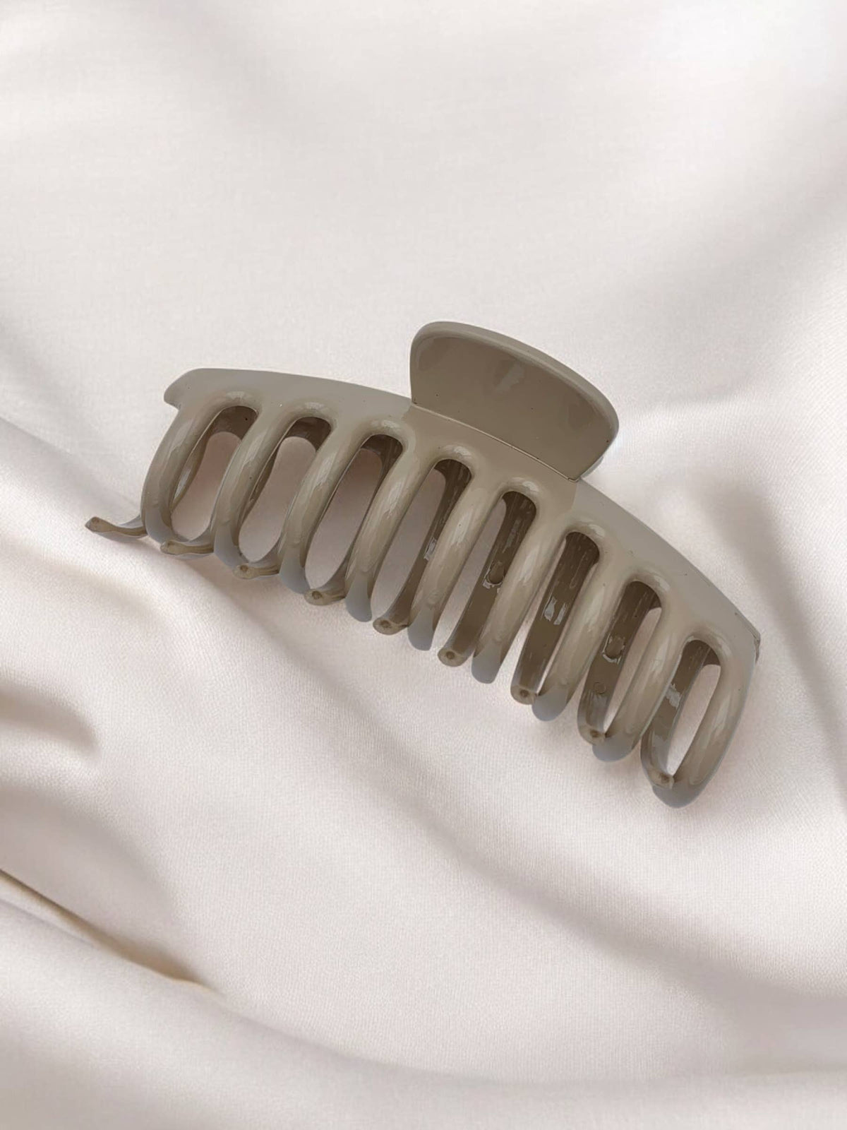 QG03 Varnished hair clip