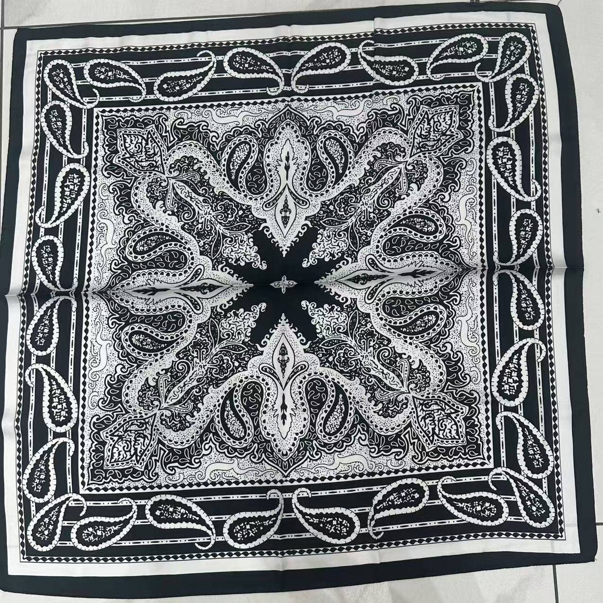 Foulard à motif 70x70 cm FL35