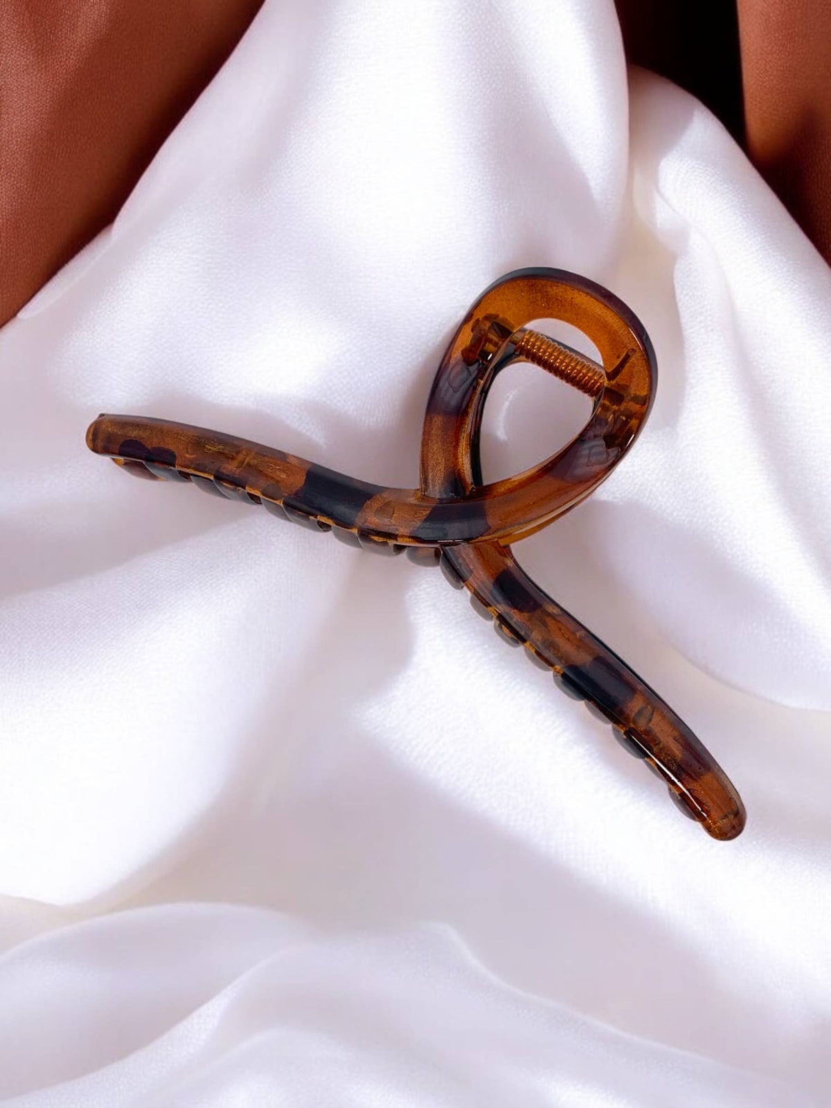 QG09 Varnished Hair Clip