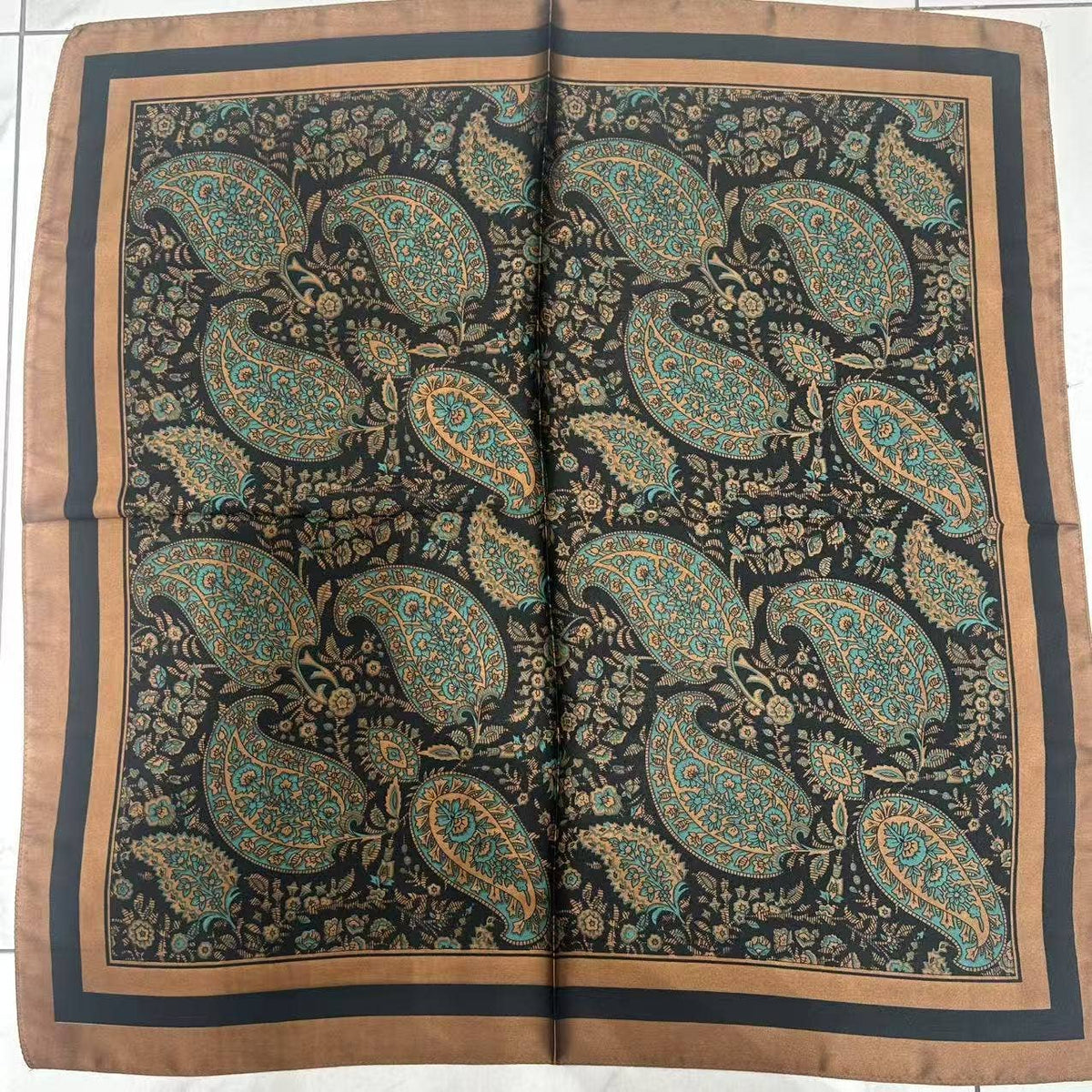 Foulard à motif 70x70 cm FL40