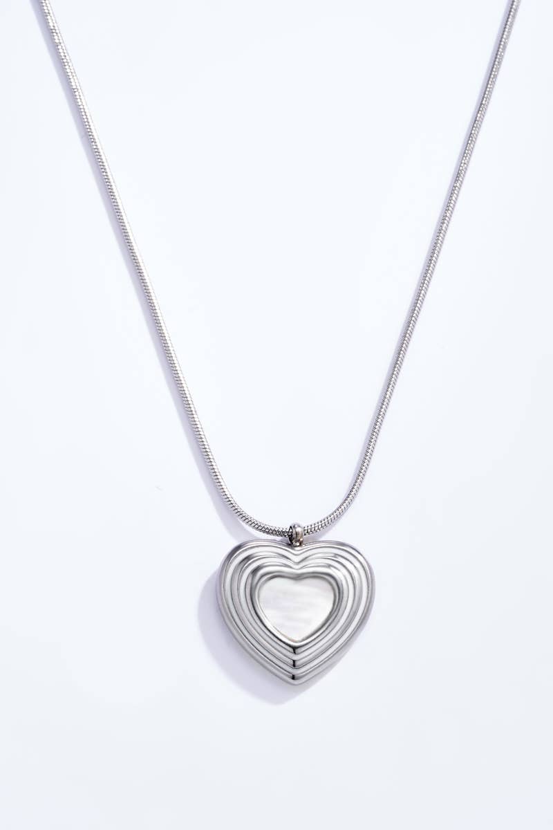Dainty necklace with pearlescent heart in stainless steel 224DY21