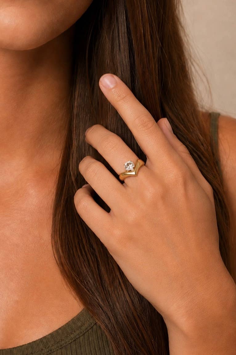 Stainless steel V-shaped solitaire ring 424AQ322