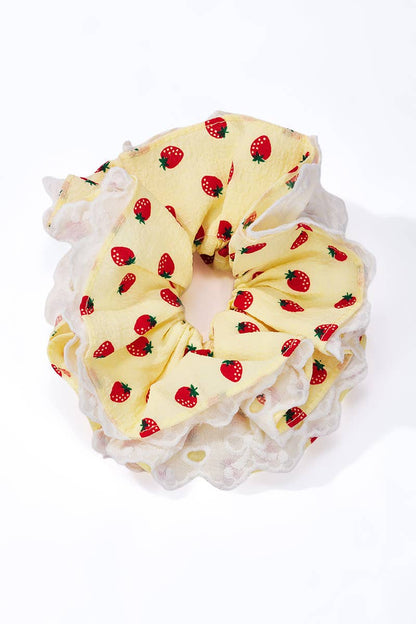 Chouchou tissu motif fraises avec dentelle 15cm FQ200XQ
