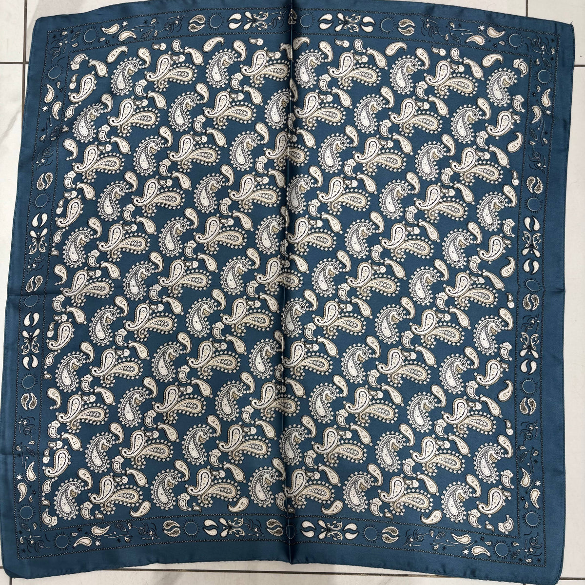 Printed scarf 70x70 cm FL36