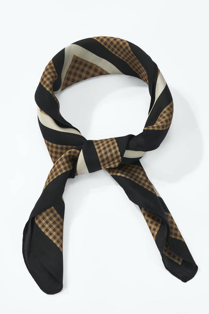Patterned scarf 70 x 70 cm FL57