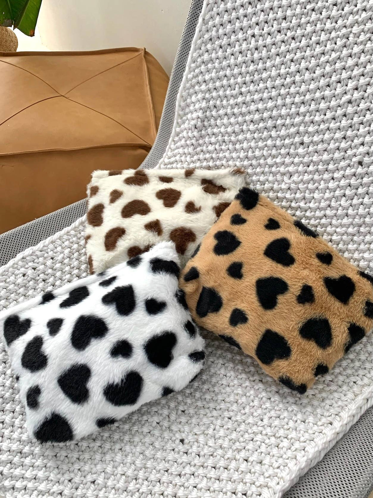 Pochette fausse fourrure motif cœur CY211JH
