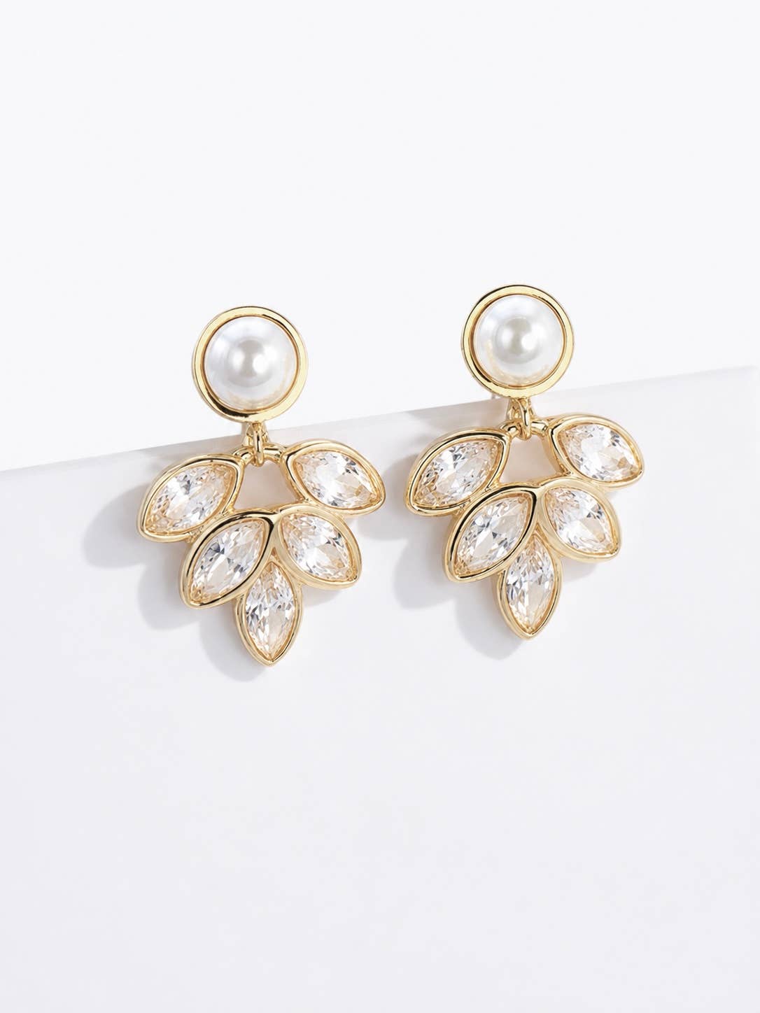 Boucles d’oreilles perle et feuillage en zircons 124AQ334