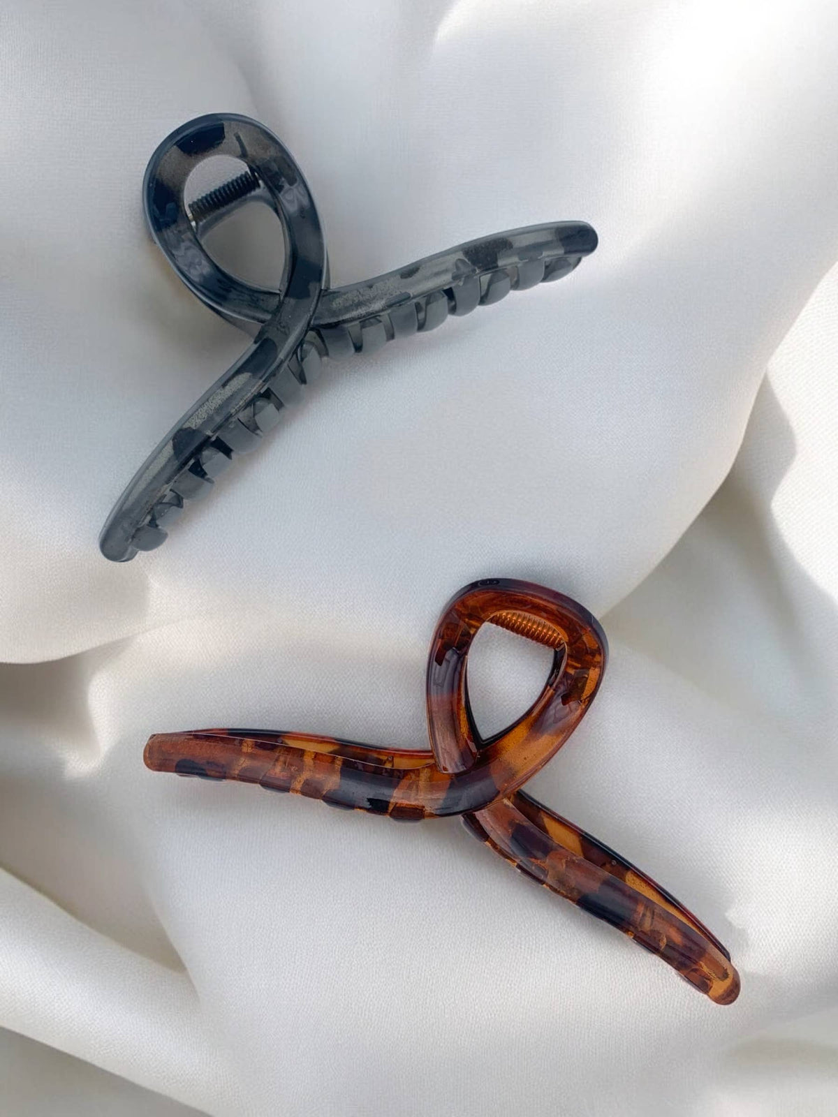 QG09 Varnished Hair Clip