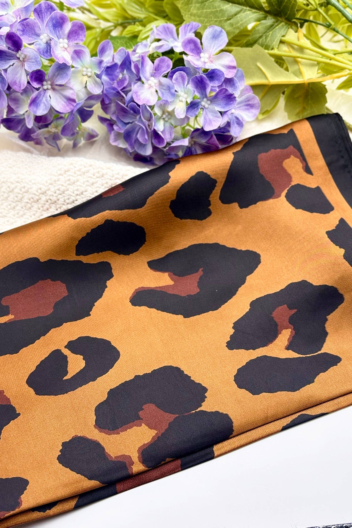Foulard carré léopard en satin FL07K
