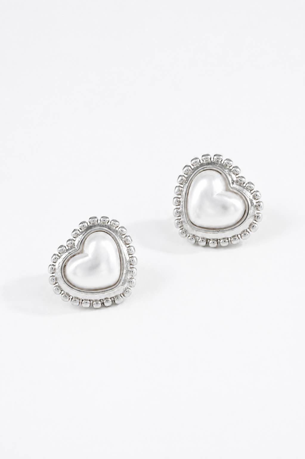 Boucles d’oreilles puces cœur à perles en acier 124AQ315