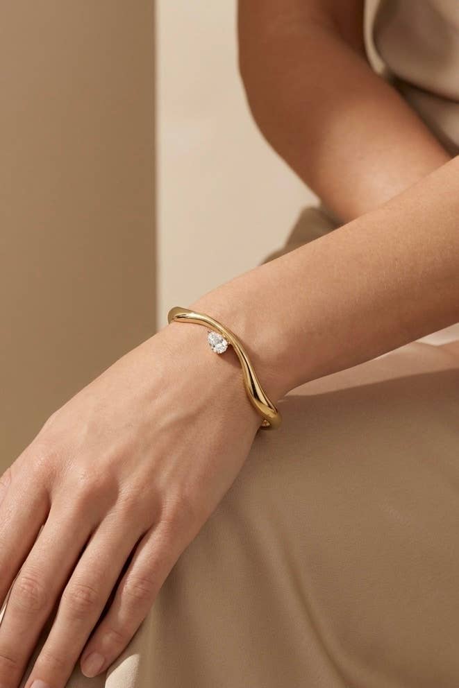 Wavy stainless steel bangle bracelet with zircon 324AQ553