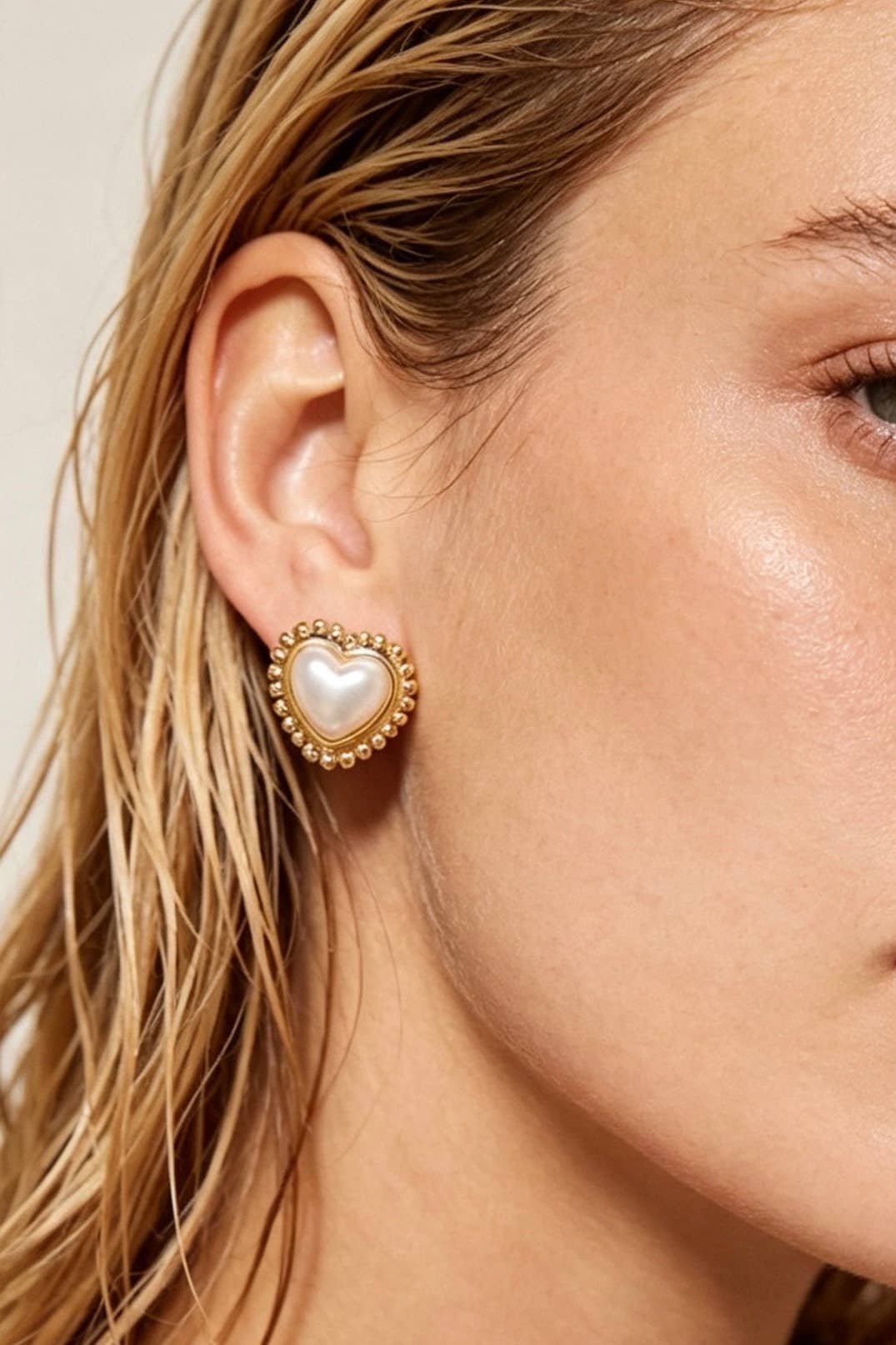 Boucles d’oreilles puces cœur à perles en acier 124AQ315