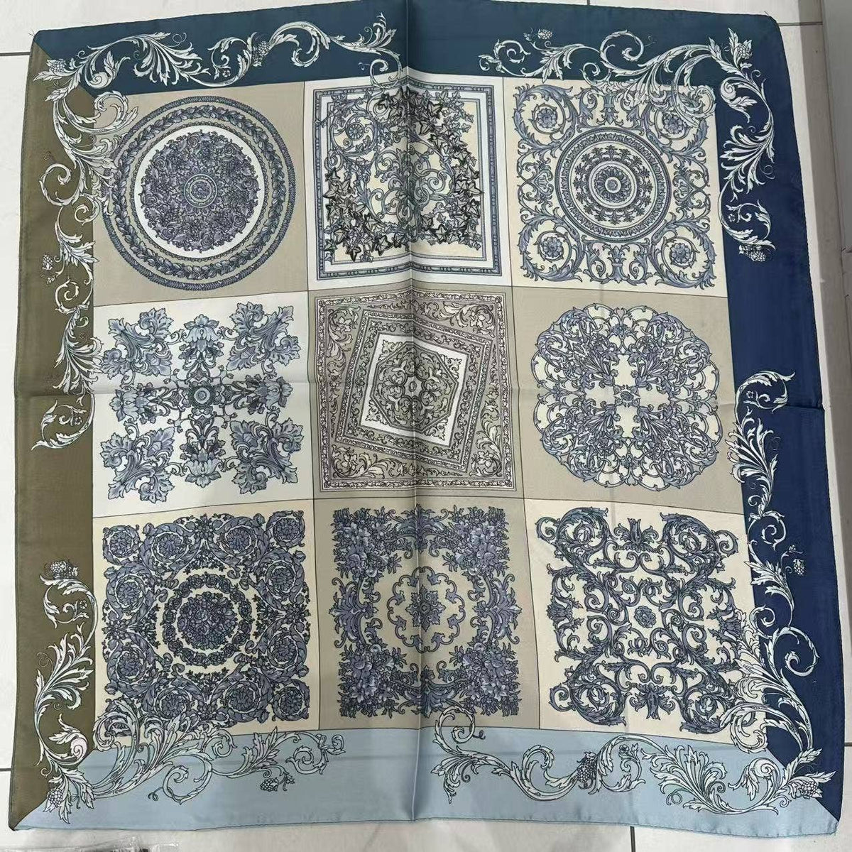 Foulard à motif FL38