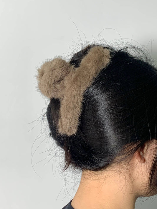 Pince à cheveux en fausse fourrure YH11