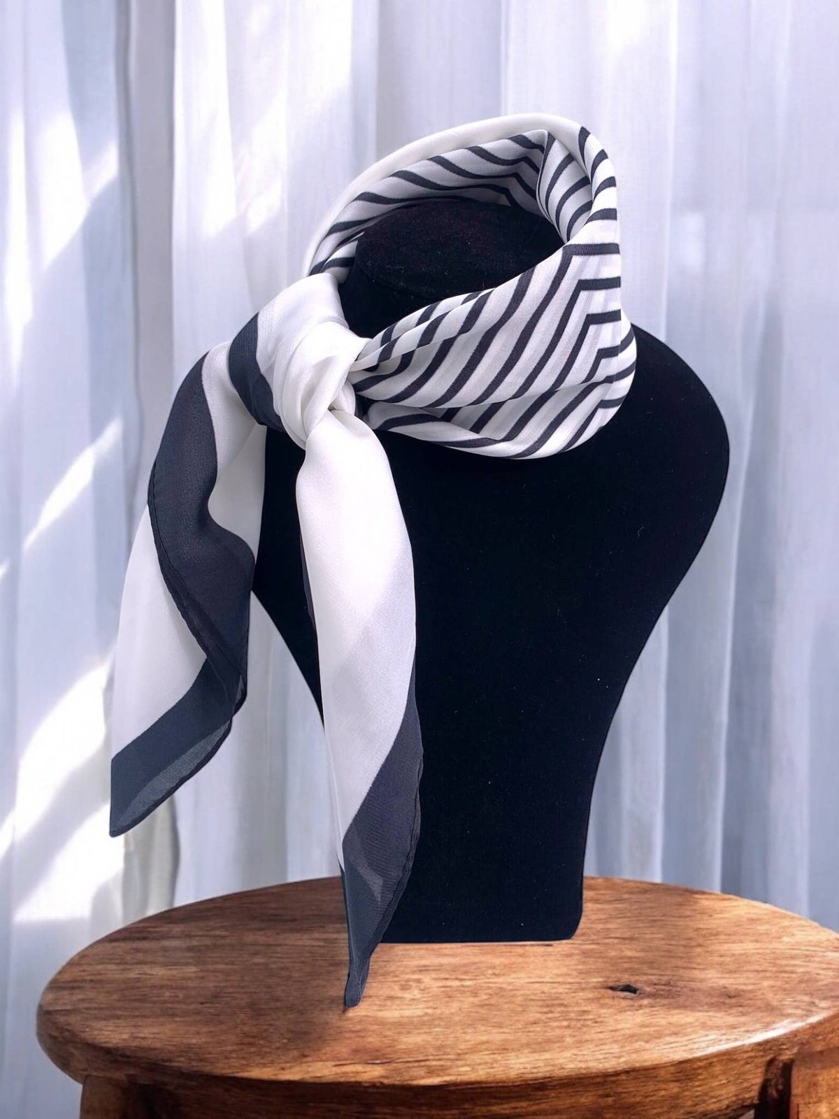 Patterned scarf 68x68cm FL18