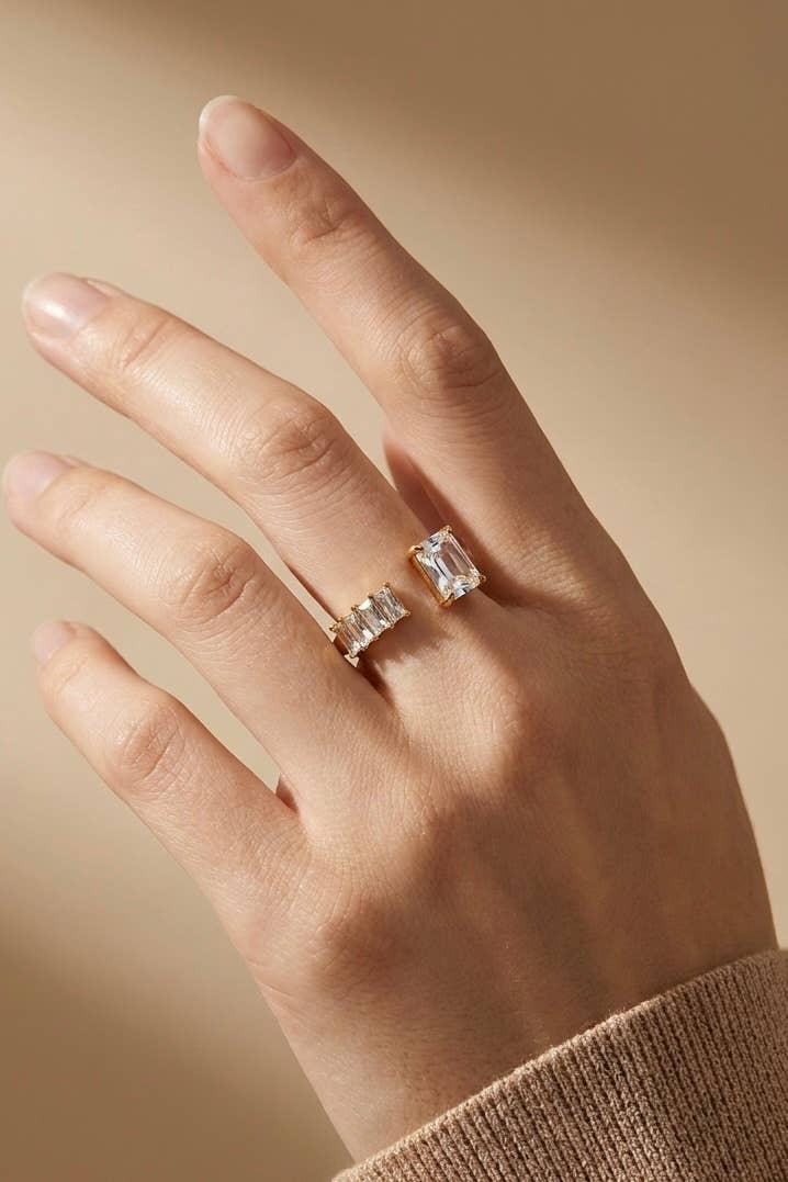 Bague ouverte à zircon carré et zircons baguette 424AQ315