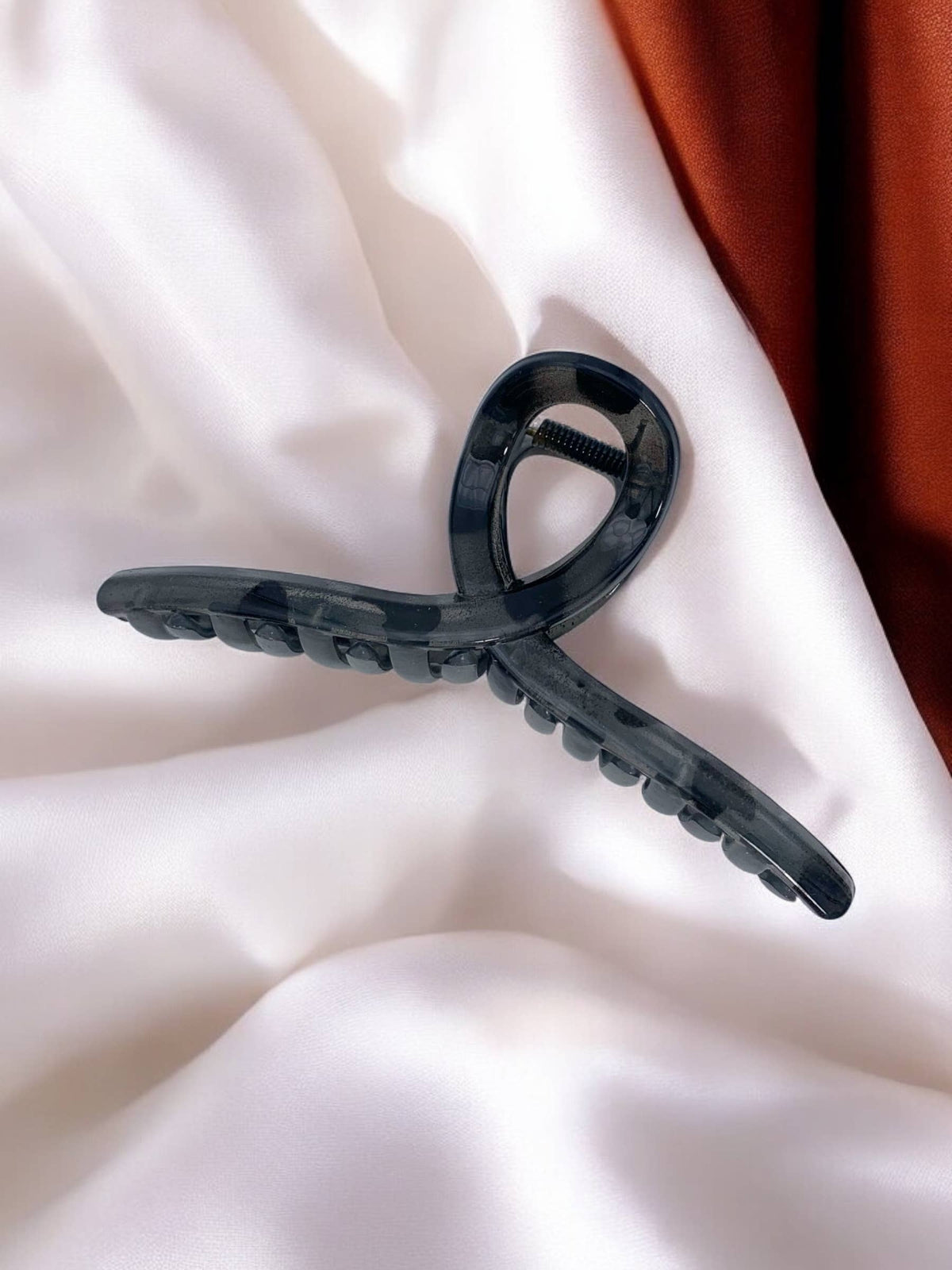 QG09 Varnished Hair Clip