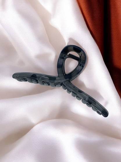 QG09 Varnished Hair Clip