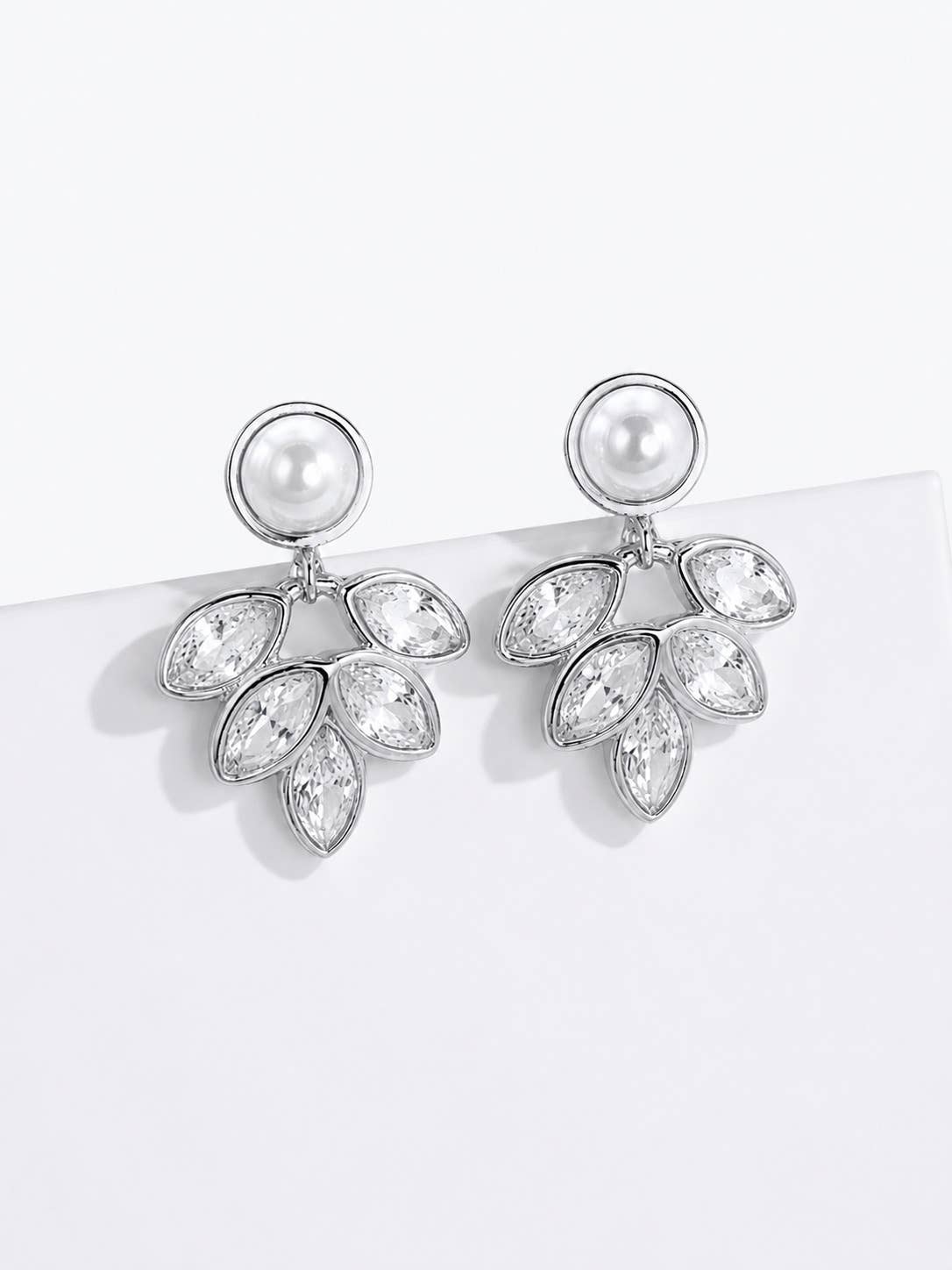 Boucles d’oreilles perle et feuillage en zircons 124AQ334