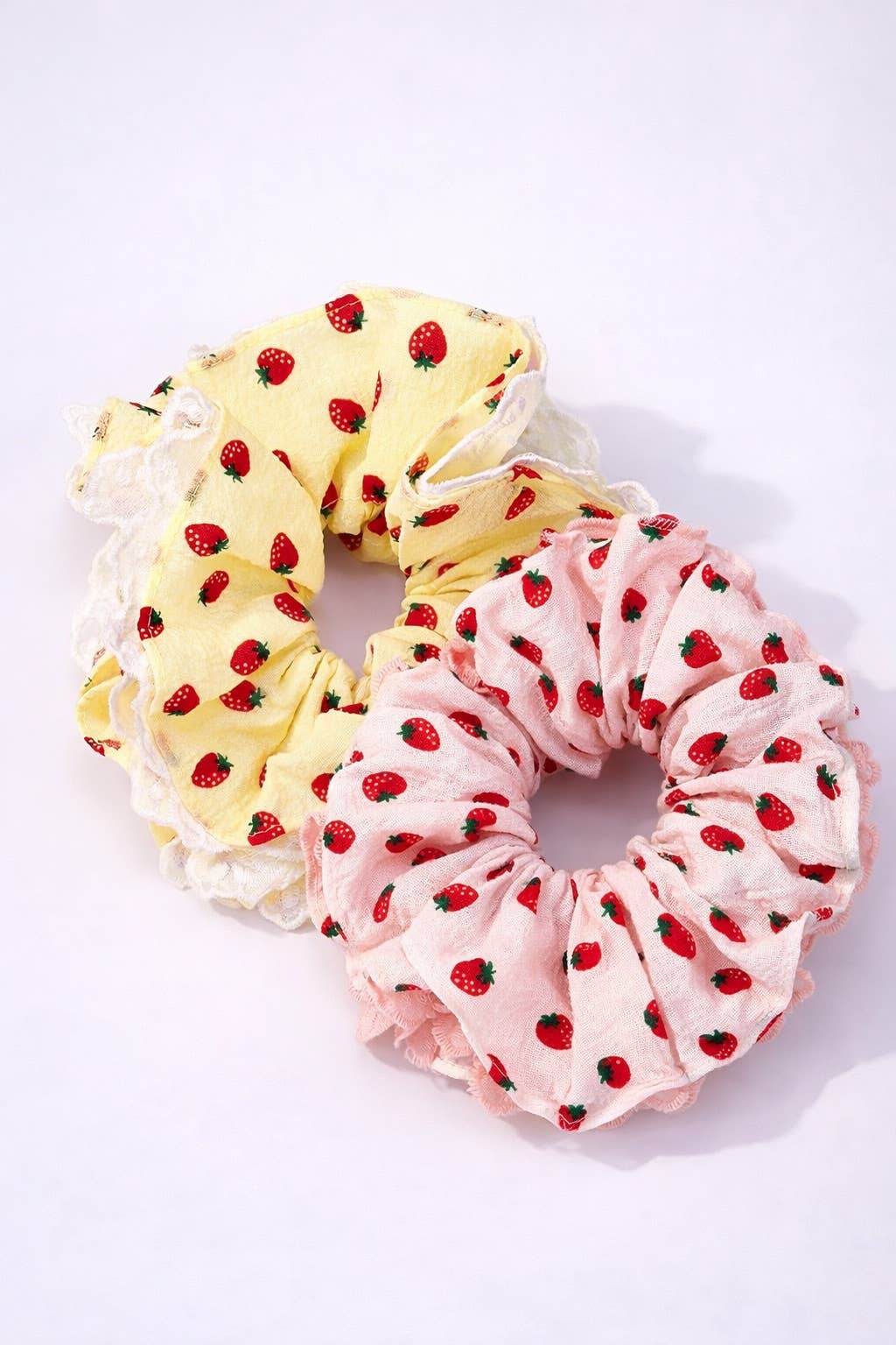 Chouchou tissu motif fraises avec dentelle 15cm FQ200XQ