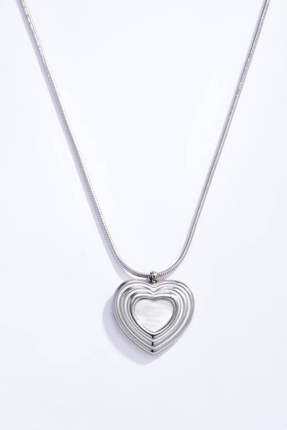 Dainty necklace with pearlescent heart in stainless steel 224DY21