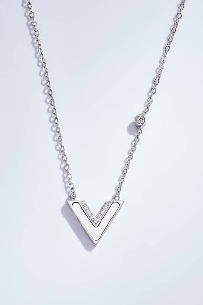 Thin V-neck necklace with mother-of-pearl in stainless steel 224DY20