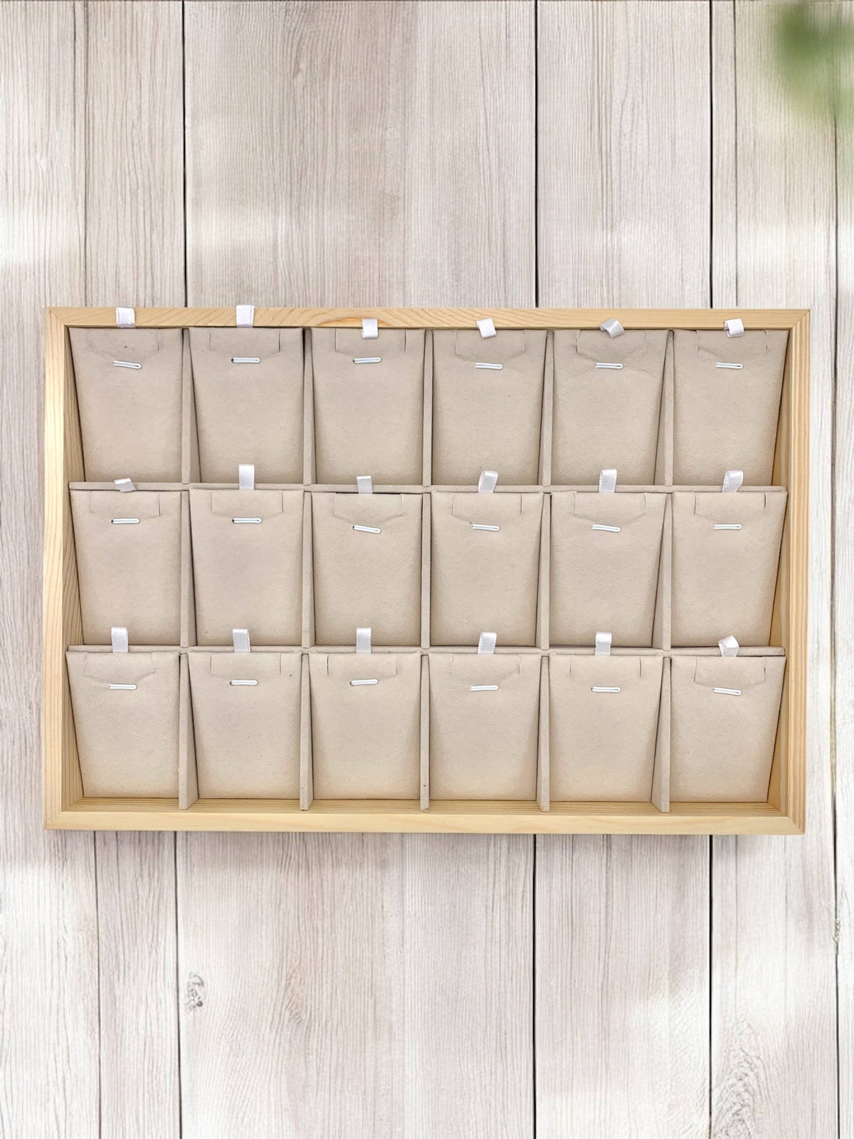 Necklace display (35x24x3cm) RY12